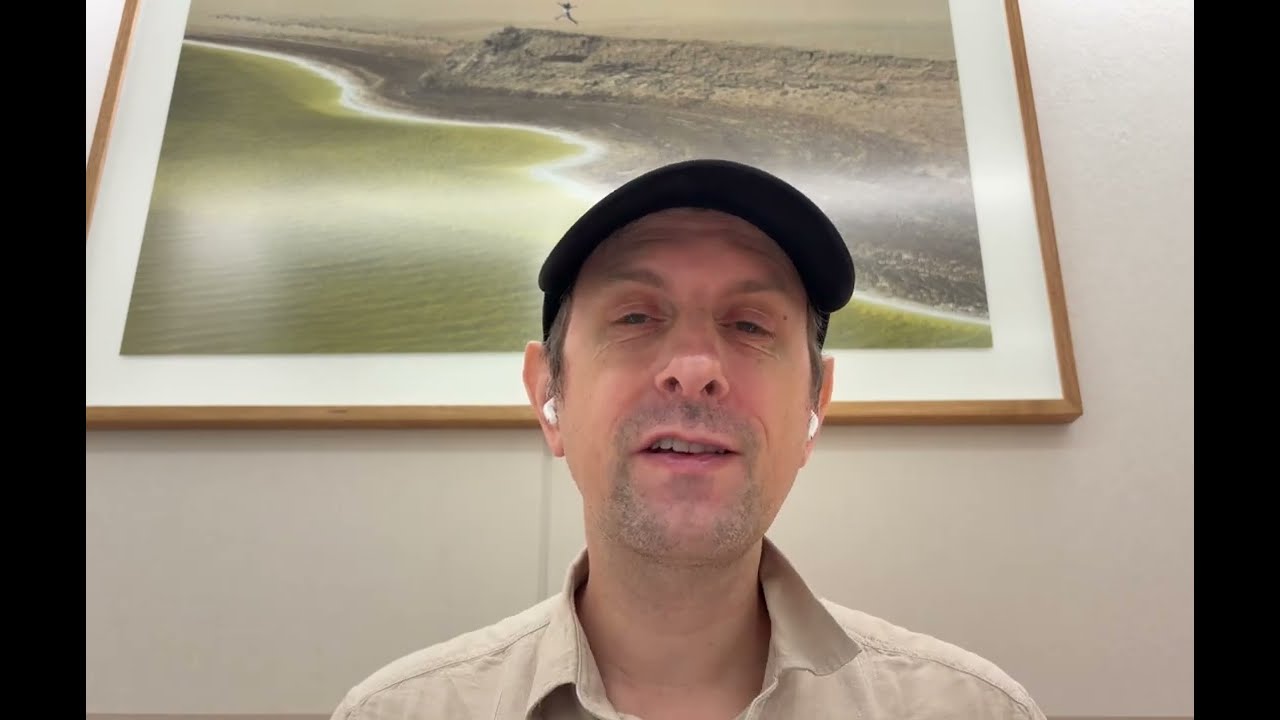Упоминание о том, что AI в YouTube Studio может быть полезным — фрагмент видео Brent Deverman